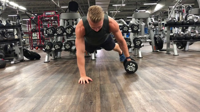 Kết thúc buổi tập bằng Plank Dumbbell Drag sẽ tập trung rất nhiều vào bụng. Lưu ý cố gắng hạ xương bả vai, gồng chặt cơ trung tâm, không nhấp nhổm thân người và không để võng lưng. Ảnh: Lars Kroner