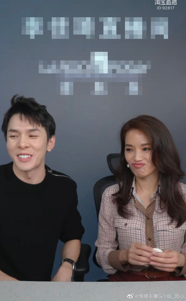 Nhan sắc thật ở tuổi 44 của Thư Kỳ khiến công chúng vừa ghen tị vừa ngưỡng mộ. Đa số cư dân mạng đều bày tỏ sự ngỡ ngàng trước nhan sắc thật ở tuổi 44 của Thư Kỳ. Nhiều người khác thì cảm thấy ghen tị khi cho rằng, dường như thời gian đã quá ưu ái nhan sắc của Thư Kỳ. Nhan sắc thật của Thư Kỳ ở thời điểm hiện tại hoàn toàn không khác nhiều so với trước kia. Người đẹp may mắn khi sở hữu làn da căng mọng cùng nụ cười quyến rũ.