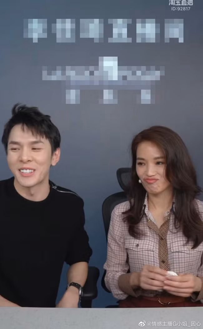 Nhan sắc thật ở tuổi 44 của Thư Kỳ khiến công chúng vừa ghen tị vừa ngưỡng mộ. Đa số cư dân mạng đều bày tỏ sự ngỡ ngàng trước nhan sắc thật ở tuổi 44 của Thư Kỳ. Nhiều người khác thì cảm thấy ghen tị khi cho rằng, dường như thời gian đã quá ưu ái nhan sắc của Thư Kỳ. Nhan sắc thật của Thư Kỳ ở thời điểm hiện tại hoàn toàn không khác nhiều so với trước kia. Người đẹp may mắn khi sở hữu làn da căng mọng cùng nụ cười quyến rũ.