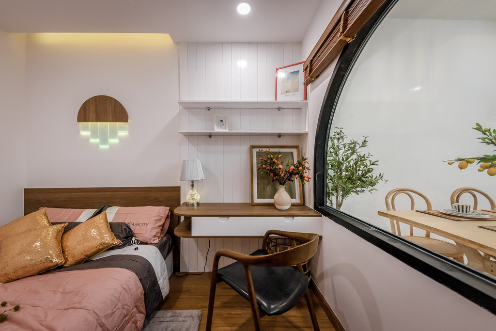 Một phòng ngủ nhỏ được bố trí ngay cạnh bếp nhằm tăng sự kết nối nhưng vẫn đảm bảo tách biệt 2 không gian.