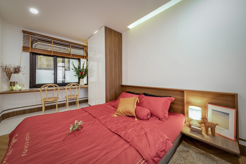 Phòng ngủ của con chủ nhà được bố trí tại khu vực đặc biệt với khoảng thông tầng thoáng đãng. Trong phòng còn có khu vực nhỏ để đọc sách, uống trà.