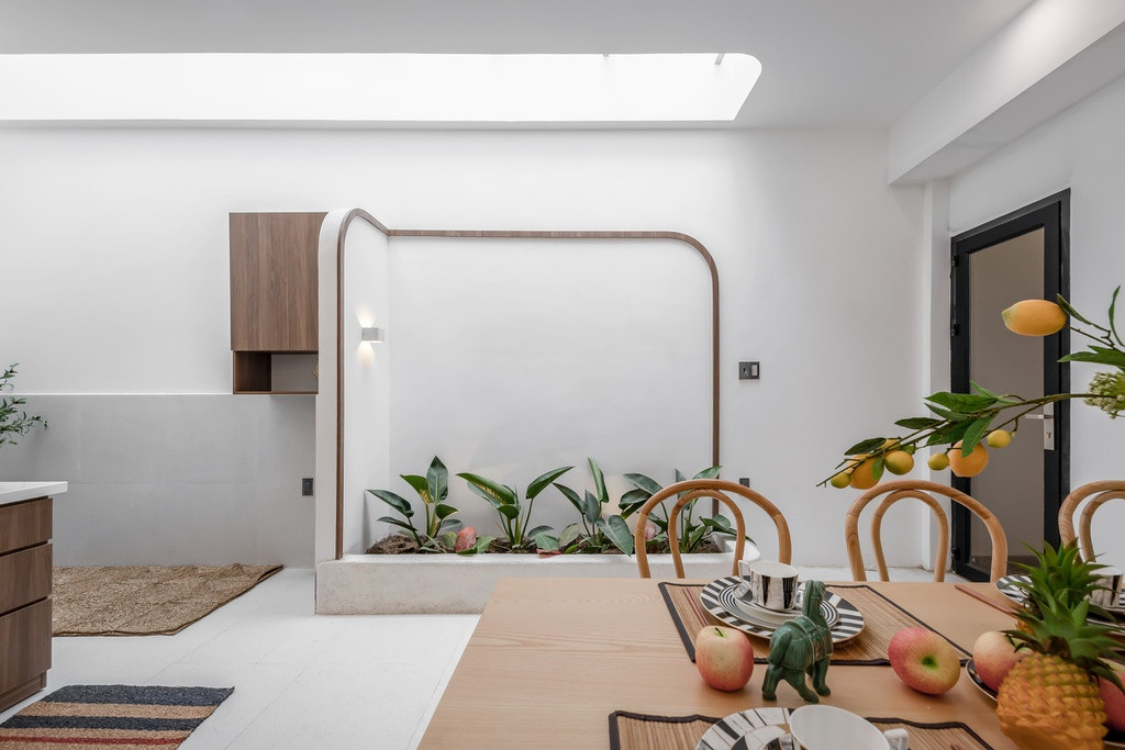 Vườn cây nhỏ ngay khi bước qua cửa phòng bếp tạo cảm hứng cho các thành viên trước giờ gia đình sum họp.