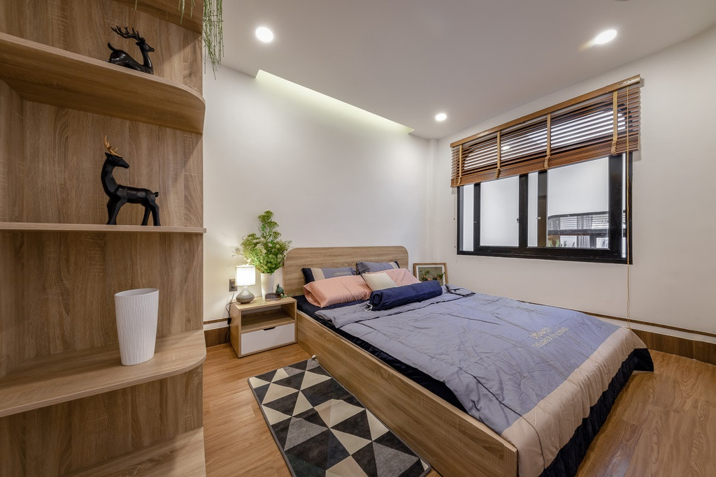 Tất cả phòng ngủ đều ưu tiên sự tối giản, đề cao sự đa dụng. Phòng được tích hợp giường và tủ quần áo thông minh giúp tiết kiệm không gian.