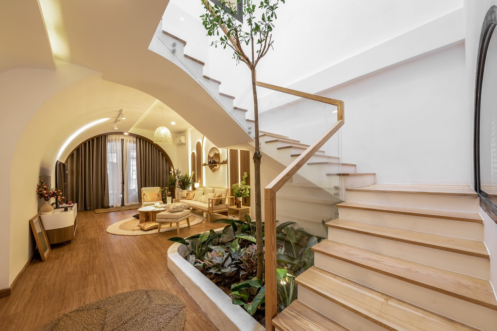 Chất liệu kính cũng khiến căn nhà luôn tràn ngập ánh sáng.