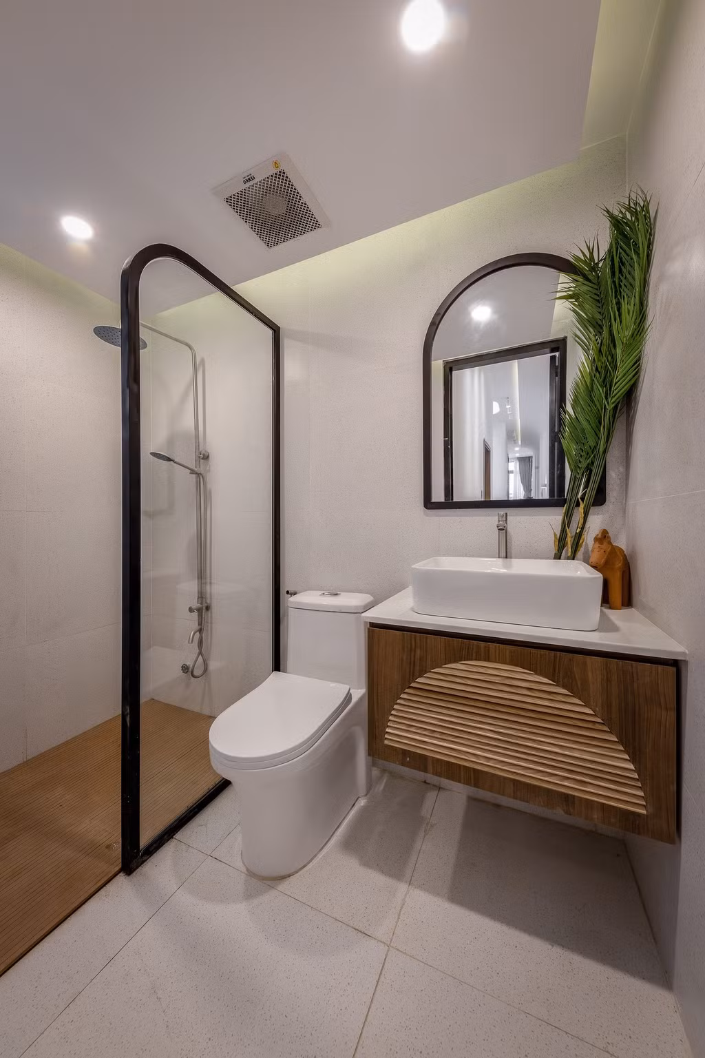 Khu vực phòng tắm cũng được bố trí cây xanh và gam màu trắng kết hợp gỗ xuyên suốt căn nhà.