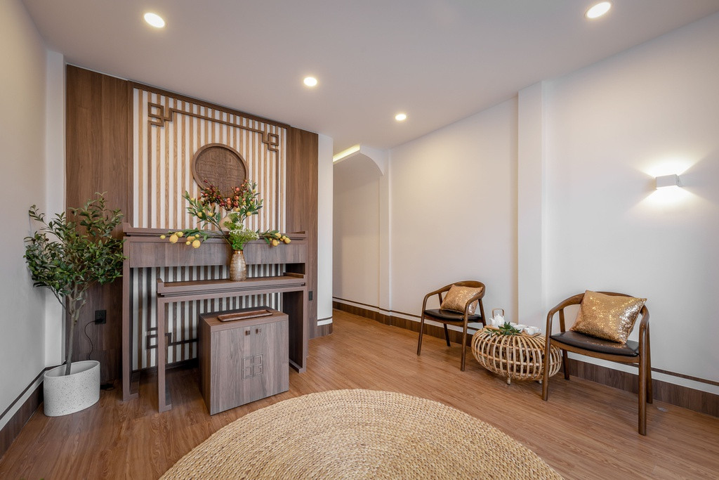 Phòng thờ được thiết kế trang nghiêm, cổ kính kết hợp hiện đại.