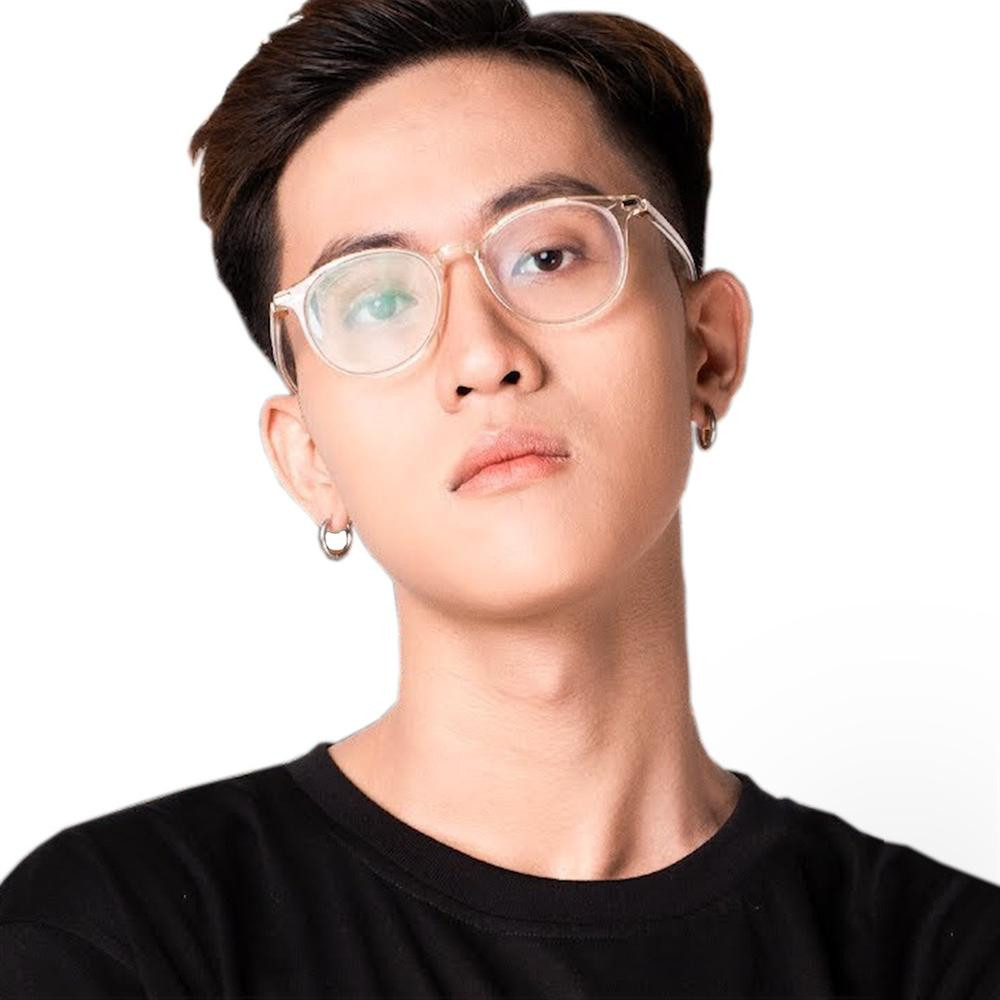 Hà Tiều Phu tên đầy đủ là Hà Huỳnh Phú Huy - một streamer nổi tiếng trong cộng đồng game Việt. Với những màn highlight đỉnh cao, anh hiện sở hữu kênh cá nhân với gần 600 nghìn người đăng ký. Được biết Hà Tiều Phu và bạn gái trúng tiếng sét ái tình ngay lần đầu gặp mặt. Họ từng có thời gian yêu xa nhưng hiện cặp trai xinh gái đẹp cùng sinh sống tại Sài Gòn.