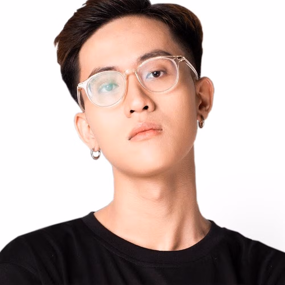 Hà Tiều Phu tên đầy đủ là Hà Huỳnh Phú Huy - một streamer nổi tiếng trong cộng đồng game Việt. Với những màn highlight đỉnh cao, anh hiện sở hữu kênh cá nhân với gần 600 nghìn người đăng ký. Được biết Hà Tiều Phu và bạn gái trúng tiếng sét ái tình ngay lần đầu gặp mặt. Họ từng có thời gian yêu xa nhưng hiện cặp trai xinh gái đẹp cùng sinh sống tại Sài Gòn.