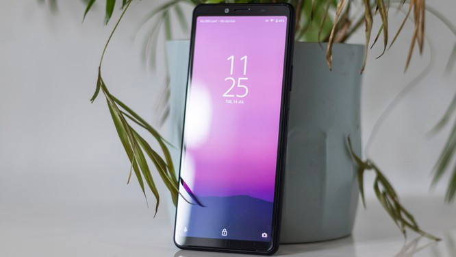 Sony Xperia 10 II chỉ được trang bị chip Snapdragon 665 (Ảnh: Expert Reviews) Điểm trừ tiếp theo đến từ hiệu năng của máy. Mặc dù có mức giá 10 triệu đồng tuy nhiên Sony Xperia 10 II chỉ được trang bị chip Snapdragon 665 đi cùng với 4 GB RAM, đây là một thông số khá khiêm tốn. Theo đánh giá của trang Notebook Check, thực tế sử dụng Sony Xperia 10 II vẫn cho trải nghiệm sử dụng mượt mà ở các tác vụ cơ bản hàng ngày. Tuy nhiên khi chơi game, đặc biệt là các tựa game nặng, thì máy sẽ nóng lên rất nhanh và có hiện tượng sụt fps.