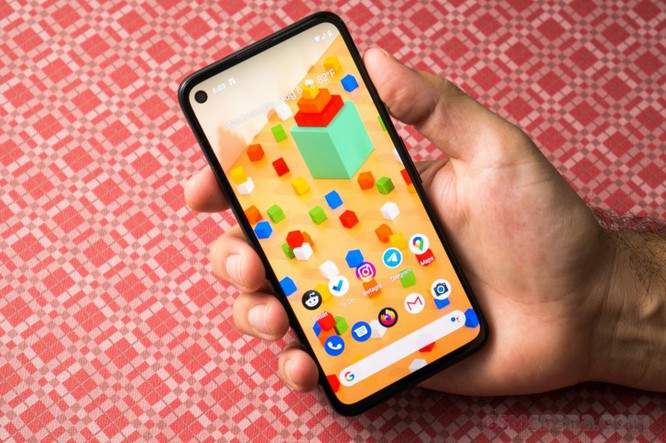 Google Pixel 4a có phần viền màn hình dày (Ảnh: GSM Arena) Theo Tech Radar đánh giá, Google Pixel 4a có viền màn hình hơi dày, làm giảm đi tính thẩm mỹ của chiếc máy. Người dùng có thể khắc phục vấn đề này bằng cách chuyển sang chế độ "dark mode" để phần viền màn hình đỡ bị lộ. Độ sáng màn hình của Google Pixle 4a cũng chưa thực sự cao vì vậy khi sử dụng ở những nơi có nguồn sáng mạnh thì màn hình sẽ bị lóa. Chất lượng quay video của máy cũng chỉ dừng lại ở mức tạm ổn, không được như những gì người dùng kỳ vọng. Tổng kết