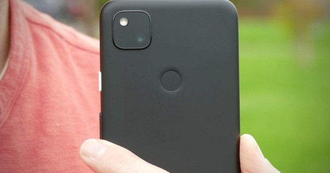 Google Pixel 4a chỉ có duy nhất 1 camera sau (Ảnh: Android Central) Google Pixel 4a chỉ có duy nhất 1 camera sau, nghe đến đây thì chắc nhiều người sẽ nghĩ Google Pixel 4a có chất lượng chụp ảnh tệ bởi các đối thủ cạnh tranh trên thị trường đều được trang bị cụm 3 - 4 camera phía sau. Trên thực tế Google Pixle 4a đem đến cho người dùng một trải nghiệm chụp ảnh vô cùng ấn tượng. Google Pixel 4a cho ra những bức ảnh có độ chi tiết tốt trong điều kiện đủ sáng. Độ nét, độ tương phản tốt, tốc độ xử lý ảnh nhanh. Theo đánh giá của trang Android Authority, camera sau của Google Pixel 4a ăn đứt nhiều chiếc điện thoại Android tầm trung khác trên thị trường. Việc Google Pixel 4a vẫn cho ra những bức ảnh tốt mặc dù chỉ sử dụng 1 camera phía sau là bởi Google đã tối ưu tốt giữa phần mềm và phần cứng của máy. Ảnh chụp trong điều kiện thiếu sáng trên chiếc Google Pixel 4a cũng rất tốt tuy nhiên tốc độ xử lý ảnh sẽ chậm hơn đôi chút. Camera trước của Google Pixel 4a cho ra những bức ảnh với độ chi tiết tốt. Google Pixle 4a sử dụng tấm nền OLED với độ phân giải Full HD+ đem đến cho người dùng chất lượng hiển thị ổn.