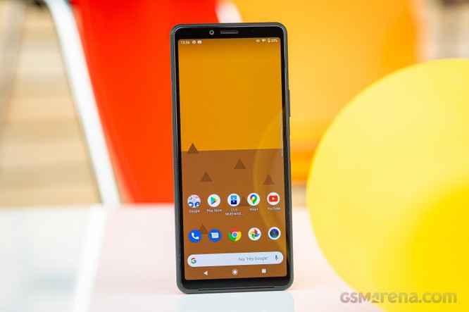 Sony Xperia 10 II vẫn giữ được tỉ lệ màn hình 21 : 9 (Ảnh: GSM Arena) Theo đánh giá của trang GSM Arena, Sony Xperia 10 II là một trong những chiếc smartphone hiếm hoi còn giữ tỉ lệ màn hình 21 : 9. Với tỉ lệ màn hình này, người dùng sẽ có một trải nghiệm xem phim vô cùng tuyệt vời. Chưa dừng lại ở đó, màn hình 21 : 9 giúp người dùng sử dụng đa nhiệm 2 cửa sổ dễ dàng hơn so với các kích thước màn hình 18 : 9, 16 : 9, 20 : 9.
