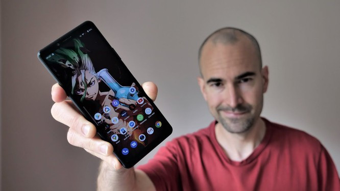 Sony Xperia 10 II chỉ có duy nhất 1 loa ngoài ở phía cạnh dưới máy (Ảnh: Tech Spurt) Theo GSM Arena, Sony Xperia 10 II chỉ có duy nhất 1 loa ngoài phía dưới nên trải nghiệm nghe loa ngoài của máy là không thực sự tốt. Sony Xperia 10 II còn thiếu đi một vài ứng dụng đặc biệt của hãng như Cine Pro và Photo Pro. Đây là những ứng dụng được Sony tạo ra để giúp người dùng có thể tùy chỉnh sâu hơn khi chụp ảnh. Camera góc rộng của máy cũng không đem đến được những bức ảnh có chất lượng tốt 2. Google Pixel 4a