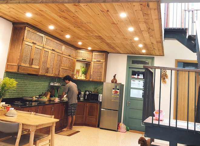 Phần trần bếp là gỗ thông cũ được tận dụng lại để đóng trần. Căn bếp chỉ có phần tủ gỗ và lưới mây là làm mới. Phần gạch mosaic ốp tường bếp cũng do Duy tự dán. Mọi thứ được làm từ từ và thong thả với thời gian để hoàn thiện là khoảng một tháng.