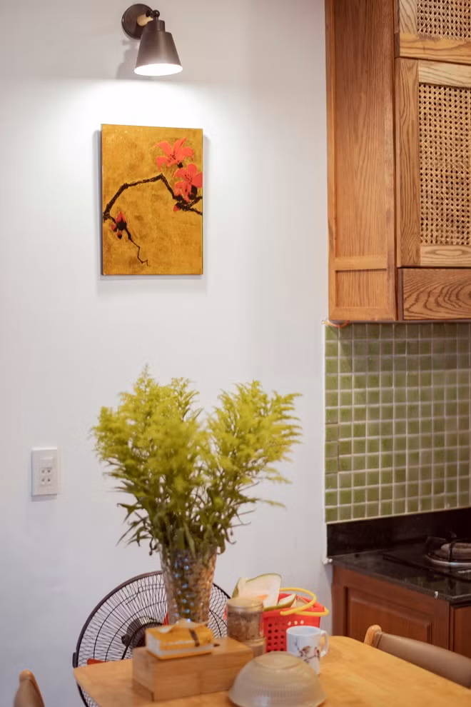 Chủ nhân căn bếp chia sẻ cô vốn không phải tuýp người nấu ăn ngon hoặc hay vào bếp, nhưng rất thích cái đẹp. Mỗi lần cần lấy đồ dùng trong tủ bếp, Thư phải đứng lên ghế mới lấy được, nhưng vì phải làm tủ cao mới đẹp nên cô vẫn rất hài lòng với thành quả sáng tạo của cả 2 vợ chồng. Ngôi nhà của Duy - Thư nằm gần biển Đà Nẵng (đi bộ chỉ tầm 5 phút) nên rất mát và yên tĩnh. Không chỉ căn bếp được thiết kế thô, hạn chế tô trát và sơn bả matit, các không gian trong nhà cũng chứa đầy các chất liệu mộc mạc, gần gũi, mang đến sự bình yên, hoài niệm.