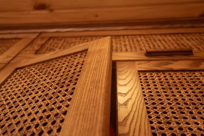 Những cánh cửa tủ được làm từ mây đan lưới mắt cáo tạo nên điểm nhấn cho toàn căn bếp. Thư chia sẻ, cô mua mây đan ở các cửa hàng đồ mây, sau đó đem qua cho thợ mộc lồng vào cánh cửa và sơn phủ cho đều màu.