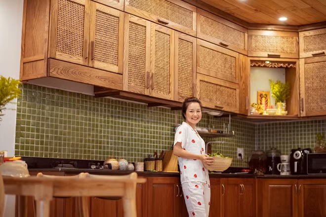 Căn bếp của gia đình ba thành viên sở hữu diện tích 50 m2 với màu nâu gỗ nổi bật. Anh Thư chia sẻ: "Vì vợ chồng mình đều yêu thích nét đẹp hoài niệm và xưa cũ, luôn nhớ về những chiếc tủ bếp mộc mạc thời còn sống với ba mẹ, nên khi có nhà riêng, điều mình muốn nhất vẫn là một căn bếp giống ngày bé". Đây chính là cảm hứng chủ đạo để cả 2 dựng lên gian bếp này.