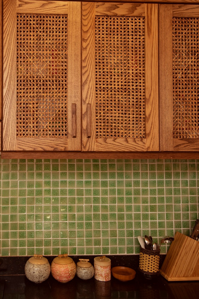 Căn bếp không bị ám mùi do thông thoáng. Thậm chí gia đình Thư còn chưa lắp máy hút mùi vì không cảm thấy bất tiện. Sự thông thoáng căn bếp có được là nhờ đối diện với mảng giếng trời lớn (10 m2). Giếng trời được thiết kế ở trung tâm ngôi nhà để lấy sáng, xung quanh là 5 ô của sổ nhỏ thông gió. Nhờ đó, không khí sẽ luân chuyển ra ngoài, giúp bếp không bị ám mùi đồ ăn.