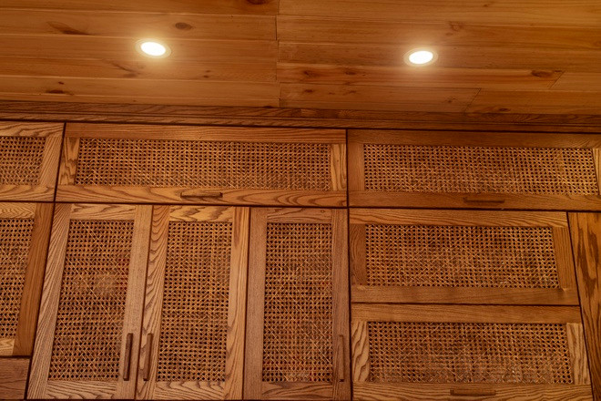 Phần nổi bật của căn bếp cũng là điều mà Anh Thư tự hào nhất là tủ bếp thiết kế theo kiểu chạn bếp xưa. Thay vì bộ tủ theo phom hiện đại như bản vẽ nhà ban đầu, vợ chồng Duy - Thư thuê thợ mộc đóng riêng tủ bếp chữ L dài 5 m với chất liệu gỗ sồi Mỹ. Để tạo ra sự khác biệt, Thư nghĩ ra ý tưởng phá cách phần cánh tủ.