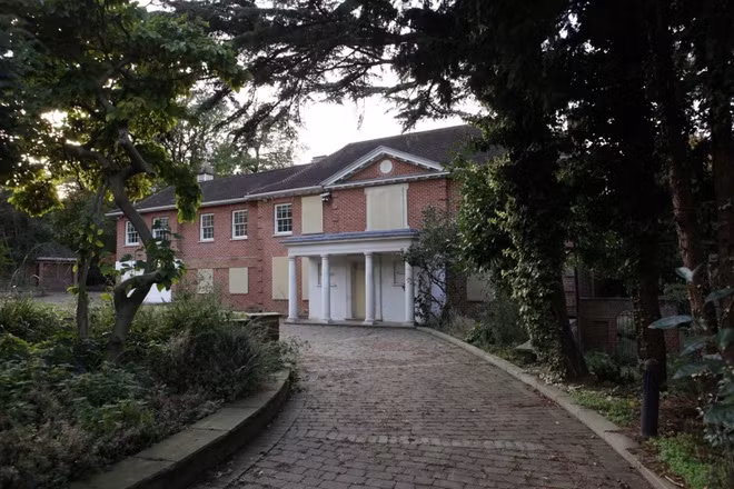 Tổng giá trị các tòa nhà bị bỏ hoang tại Billionaire's Row lên tới 426 triệu USD. Không một bóng người, hình ảnh hoang tàn bên trong khiến chúng bị coi là "bãi rác đắt đỏ nhất thế giới". Ảnh: SWNS.