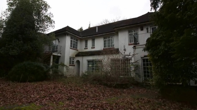 Khó có thể tưởng tượng được rằng những căn nhà bị bỏ hoang, cây cối xâm lấn lại nằm trên con đường sầm uất và bề thế bậc nhất nước Anh. Ảnh: Abandoned World Explorer.