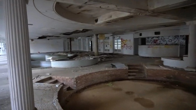 Bể bơi khô cạn bên trong một biệt thự không được sử dụng suốt 25 năm qua. Ảnh: Abandoned World Explorer.