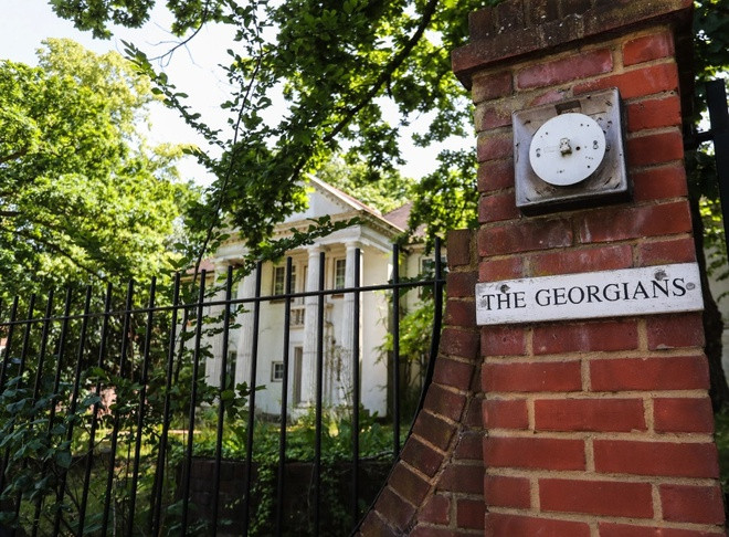 “Không phải ai cũng muốn sống trong những ngôi nhà quá lớn như thế”, một người dân địa phương bình luận. Ảnh: Cover Images.