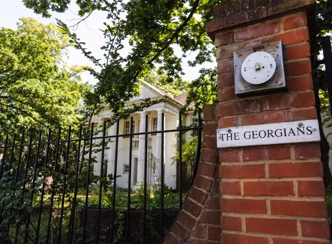 “Không phải ai cũng muốn sống trong những ngôi nhà quá lớn như thế”, một người dân địa phương bình luận. Ảnh: Cover Images.