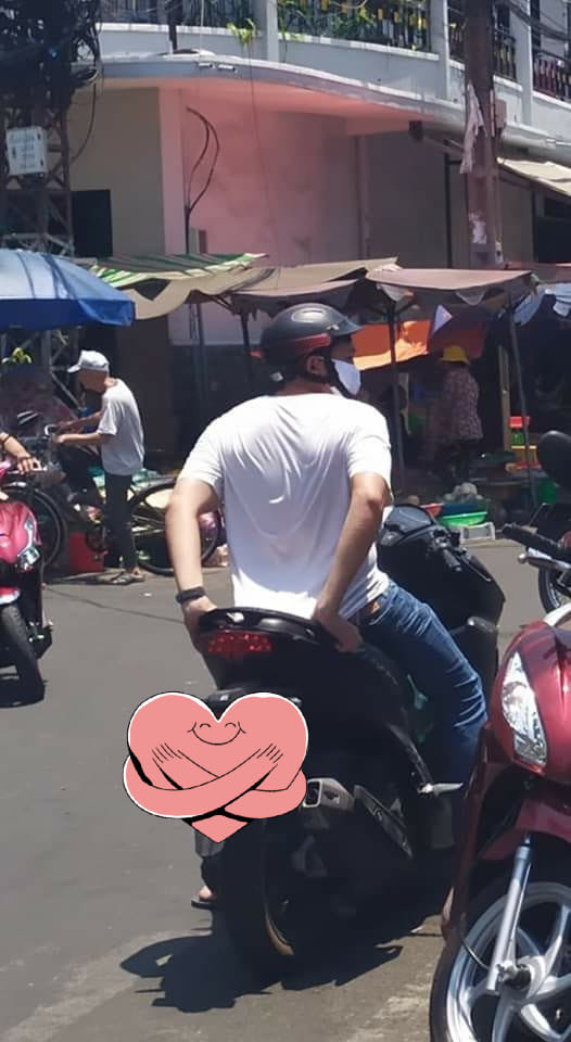 Cho nguoi yeu vao mua rau, chang trai co hanh dong la