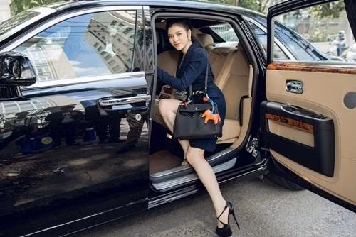 Không chỉ sở hữu “ngựa sắt” đắt tiền, trước đó, cuối năm 2017, tại Triển lãm ô tô Quốc tế Việt Nam (VIMS), Lý Nhã Kỳ còn chi 12,6 tỷ đồng để mua siêu xe Jaguar F-Type R Convertible. Đây là mẫu xe thuộc phiên bản 2016, đắt nhất dòng F-Type của hãng xe sang Anh quốc. Jaguar F-Type R Convertible là mẫu xe mui trần 2 cửa có thiết kế sang trọng và đậm chất thể thao. Xe có kích thước dài 4.470 mm rộng 1.923 mm và cao 1.311 mm cùng chiều dài cơ sở đạt 2.622 mm.