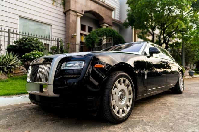 Không chỉ sở hữu những món đồ hiệu sang chảnh, danh sách siêu xe của người đẹp cũng khiến người hâm mộ không khỏi ghen tỵ khi sở hữu siêu xe là chiếc Rolls-Royce Ghost đến từ thương hiệu của Anh quốc. Lý Nhã Kỳ thường xuyên sử dụng để tham gia các sự kiện, gặp gỡ đối tác. Được biết giá thành của chiếc xe này lên đến 40 tỷ đồng. Chính vì có giá trị cao, lại được người đẹp yêu thích nên cô đã mạnh tay thuê người chăm sóc, bảo dưỡng.