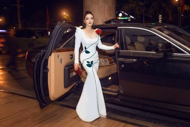 Ngoài resort triệu đô, siêu xe, Lý Nhã Kỳ còn có du thuyền trị giá hơn 100 tỉ đồng đến từ thương hiệu danh tiếng Ferretti Yachts. Trước khối tài sản khủng, nhiều người bảo cô xài sang khi không tiếc tiền tậu xế khủng không cần thiết, nữ doanh nhân cho rằng giá trị thực sự của một món đồ còn phụ thuộc vào cách người ta sử dụng nó có hợp lý hay không. Ở cương vị một người nổi tiếng, một nữ doanh nhân, Lý Nhã Kỳ không dùng siêu xe đi dự sự kiện chỉ để làm tăng giá trị bản thân.