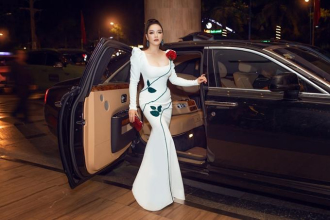 Ngoài resort triệu đô, siêu xe, Lý Nhã Kỳ còn có du thuyền trị giá hơn 100 tỉ đồng đến từ thương hiệu danh tiếng Ferretti Yachts. Trước khối tài sản khủng, nhiều người bảo cô xài sang khi không tiếc tiền tậu xế khủng không cần thiết, nữ doanh nhân cho rằng giá trị thực sự của một món đồ còn phụ thuộc vào cách người ta sử dụng nó có hợp lý hay không. Ở cương vị một người nổi tiếng, một nữ doanh nhân, Lý Nhã Kỳ không dùng siêu xe đi dự sự kiện chỉ để làm tăng giá trị bản thân.