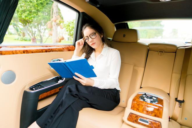 òng xe mệnh danh của giới nhà giàu này không khỏi làm người hâm mộ thất vọng. Roll-Royce Ghost sở hữu khối động cơ 6,6 lít V12 tăng áp, công suất 563 mã lực và mô-men xoắn 780 Nm ở ngay vòng tua máy 1.500 vòng/phút. Xe có khả năng tăng tốc từ 0 lên 100 km/h trong 4.9 giây, vận tốc tối đa 249 km/h.