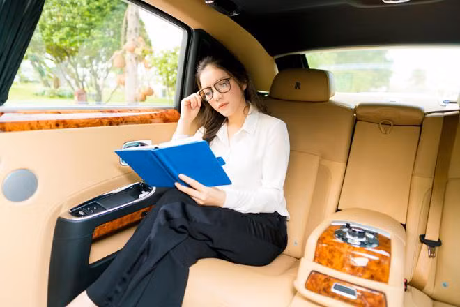 Dòng xe mệnh danh của giới nhà giàu này không khỏi làm người hâm mộ thất vọng. Roll-Royce Ghost sở hữu khối động cơ 6,6 lít V12 tăng áp, công suất 563 mã lực và mô-men xoắn 780 Nm ở ngay vòng tua máy 1.500 vòng/phút. Xe có khả năng tăng tốc từ 0 lên 100 km/h trong 4.9 giây, vận tốc tối đa 249 km/h.