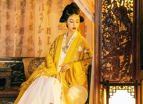 Choang voi lich thi tam theo anh trang cua hoang de doi Duong