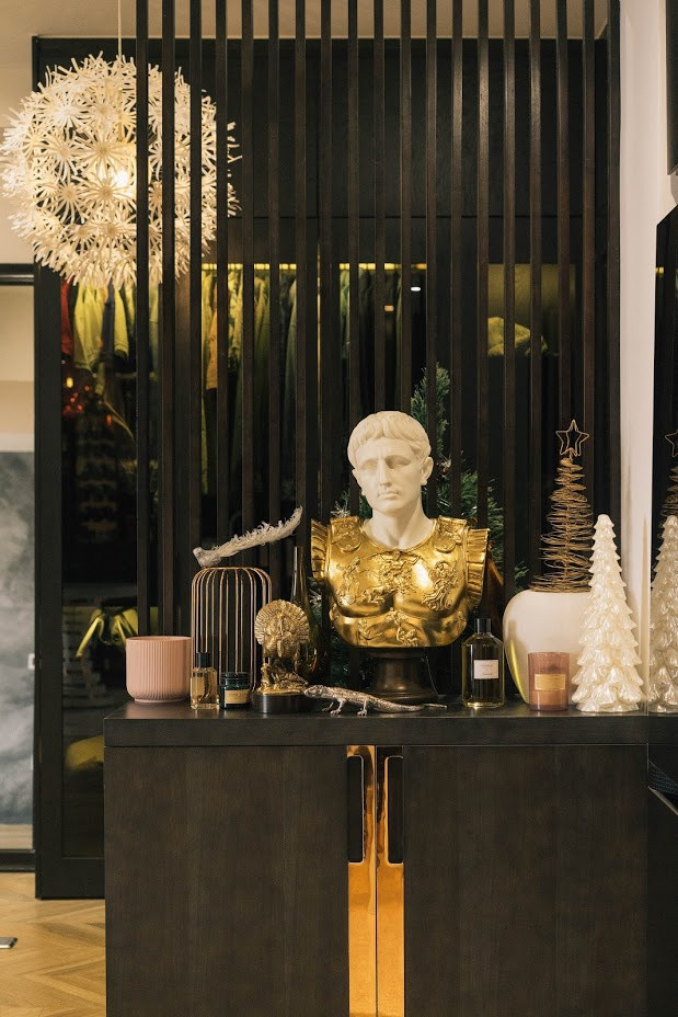 Chủ nhà lựa chọn màu trắng và đen làm màu sắc chủ đạo, thể hiện cá tính mạnh mẽ, sang trọng, kết hợp với phong cách hiện đại. Là nam giới độc thân nên tủ rượu được anh Huy ưu tiên thiết kế lớn vừa để đồ, vừa làm trang trí.