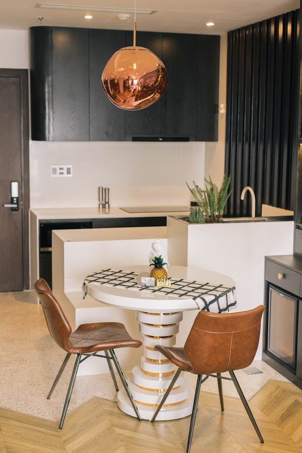 Mọi đồ đạc trong nhà đều được cân đối, thiết kế nhỏ gọn, tiện nghi, ưu tiên nhiều hơn cho không gian để tạo cảm giác rộng rãi cho căn hộ. Bàn ăn và quầy bar kết hợp với nhau vừa tiết kiệm diện tích, vừa là điểm nhấn cho không gian ấn tượng.