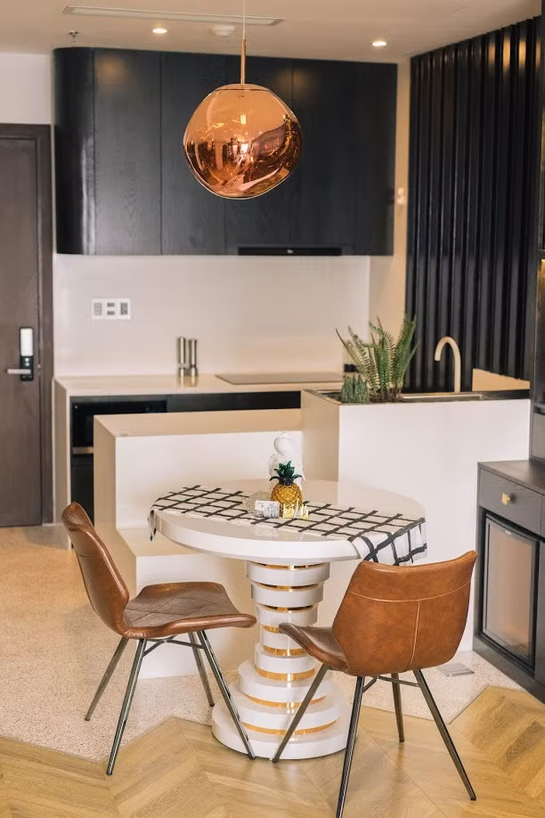 Mọi đồ đạc trong nhà đều được cân đối, thiết kế nhỏ gọn, tiện nghi, ưu tiên nhiều hơn cho không gian để tạo cảm giác rộng rãi cho căn hộ. Bàn ăn và quầy bar kết hợp với nhau vừa tiết kiệm diện tích, vừa là điểm nhấn cho không gian ấn tượng.