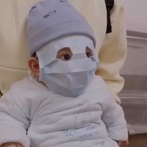 Anh hai huoc ve cac em be deo khau trang 'tu che' trong mua dich-Hinh-5