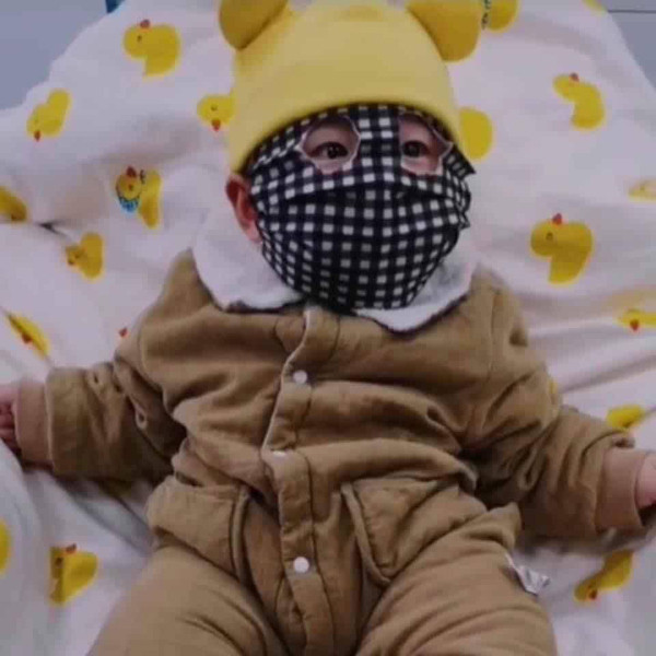 Anh hai huoc ve cac em be deo khau trang 'tu che' trong mua dich-Hinh-4