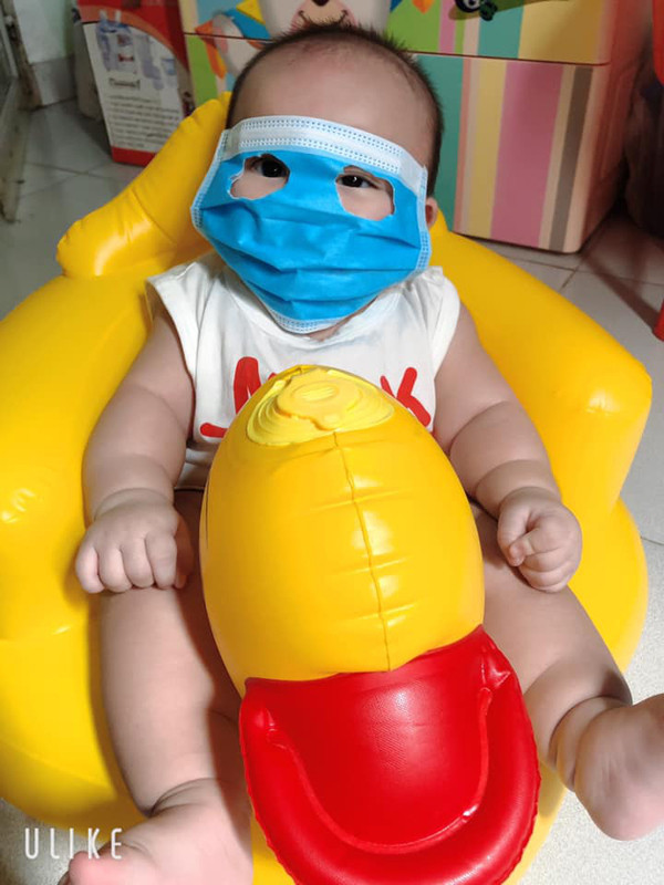 Anh hai huoc ve cac em be deo khau trang 'tu che' trong mua dich-Hinh-6