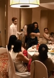 Khoanh khac Mai Phuong Thuy om me cua Noo Phuoc Thinh nhu con dau-Hinh-5