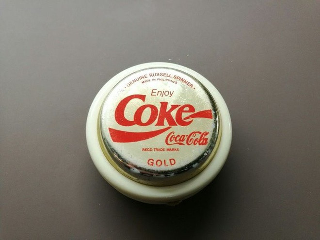 Nhìn chiếc đèn laze đồ chơi, chai coca phiên bản đầu tiên, nhiều người không khỏi bồi hồi nhớ lại tuổi thơ. Với nhiều người, không cần nói tuổi, chỉ cần khoe ảnh đã đủ để nói về thế hệ của mình. "Nếu biết và từng sử dụng những món đồ này, hẳn bạn đã già rồi" - dân mạng cùng bình luận.