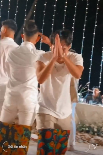 Dam cuoi Cong Phuong: Dan cau thu mac quan hoa la canh choi game-Hinh-3