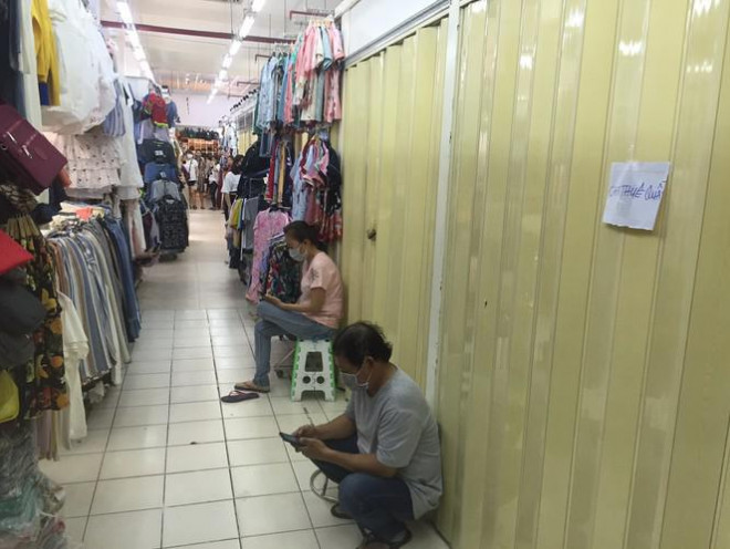 Đột kích chợ nhà giàu, thu giữ cả ngàn món hàng hiệu giả - Hình 2 Dot kich cho nha giau, thu giu ca ngan mon hang hieu gia-Hinh-2