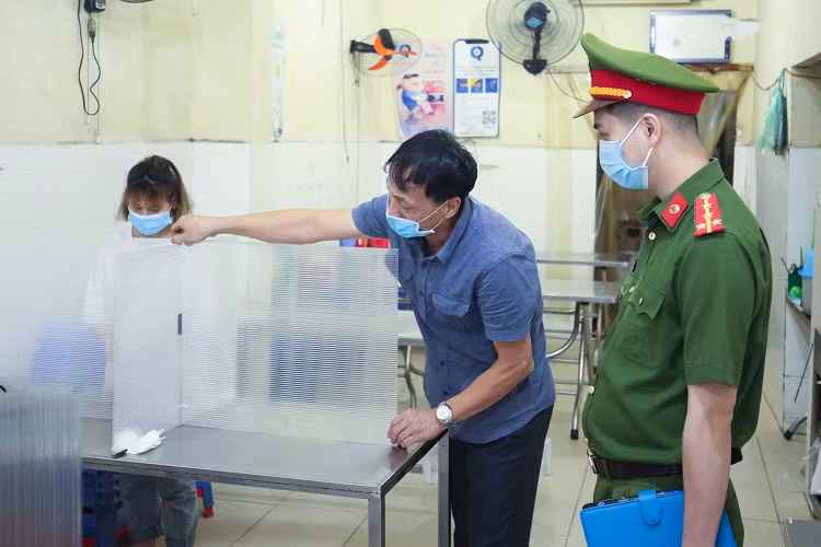 Mo cua lai sau cach ly, chu quan an binh dan chi tien lam dieu bat ngo-Hinh-7