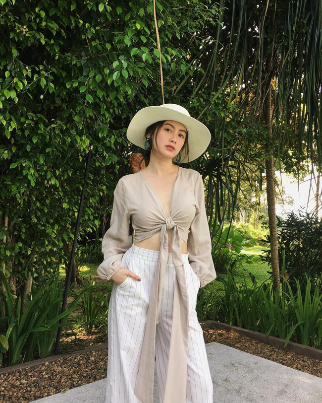 Thường xuyên đăng tải ảnh ở những khu du lịch nghỉ dưỡng xa hoa.