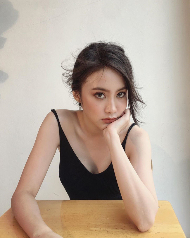 Cô nói thành thạo 4 thứ tiếng Lào, Việt, Anh, Thái...