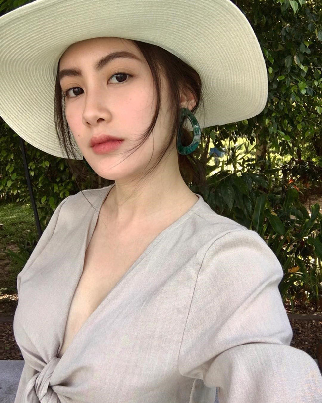 Sau khi tốt nghiệp, cô ở lại Anh làm việc.